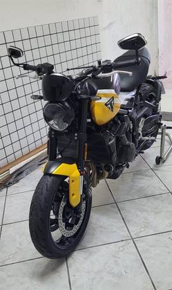 TRIUMPH TRIDENT 660 